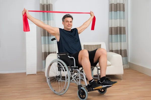 Uomo handicappato sulla sedia a rotelle — Foto Stock