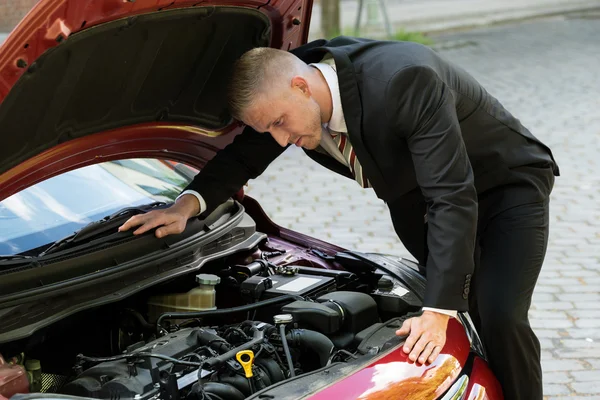 Man die onder motorkap — Stockfoto