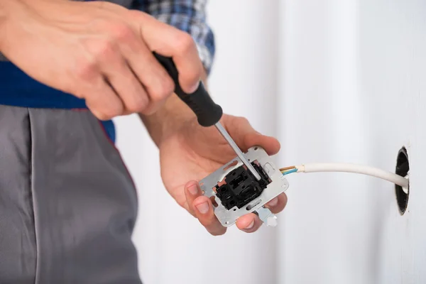 Eletricista mãos instalar soquete — Fotografia de Stock