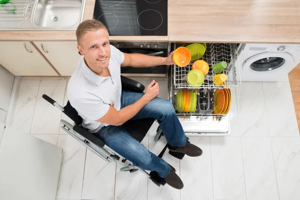 Hombre discapacitado con estante de plato — Foto de Stock