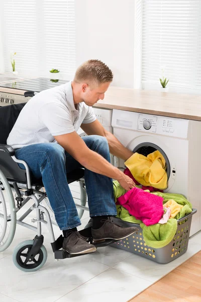 Behinderter Mann mit Waschmaschine — Stockfoto