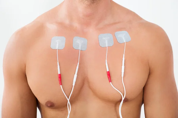 Man med elektroder på bröstkorgen — Stockfoto