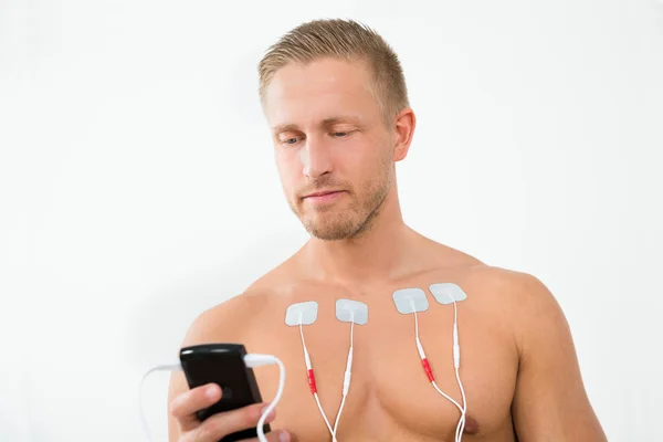 Ung Man med elektroder på bröstkorgen — Stockfoto