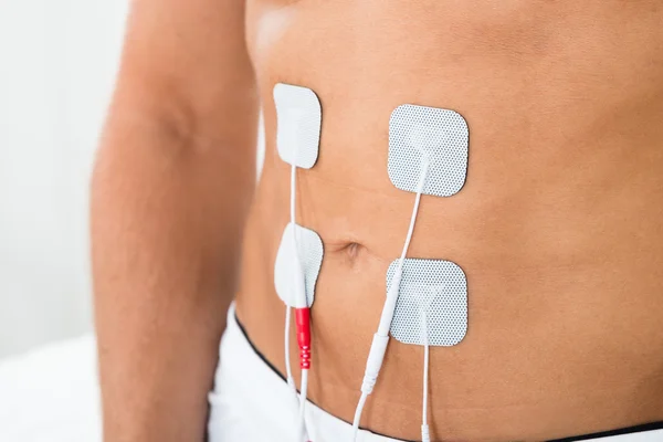 Uomo con elettrodi sullo stomaco — Foto Stock