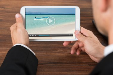 İşadamı Video izlerken