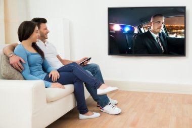 Mutlu çift film izlerken oturma