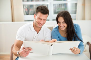 Genç çift Holding photobook