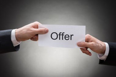 Holding Kağıt teklif ile işadamları eller