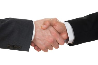 İki işadamı el sıkışıyor.