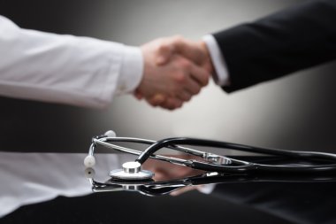 Doktor ve işadamı tokalaşırken