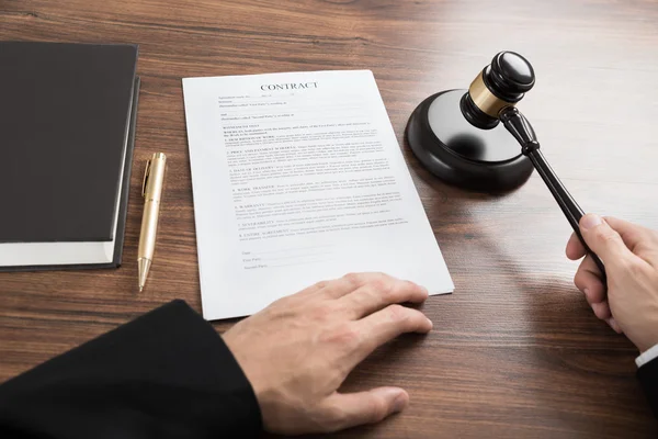 Rechter raken de hamer op Bureau — Stockfoto