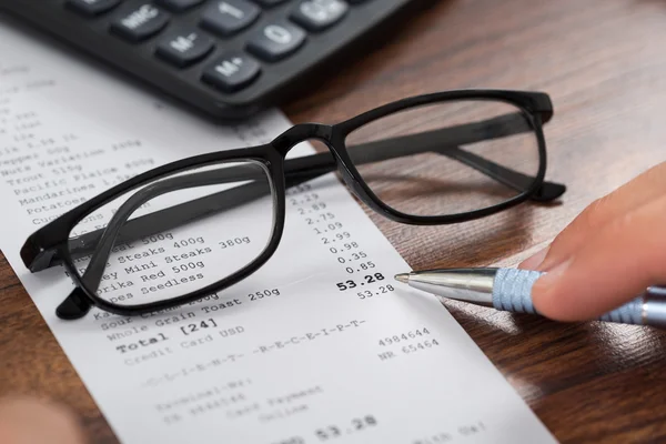 Persona entrega recibo y gafas graduadas — Foto de Stock