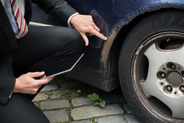 Pojišťovací Agent, zkoumání poškozené auto — Stock fotografie