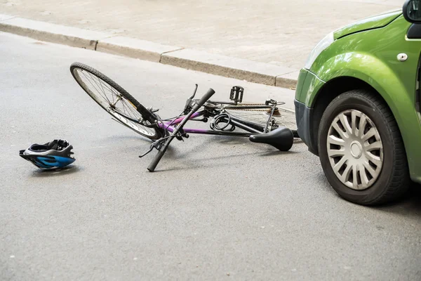 Bicicleta após o acidente na rua — Fotografia de Stock