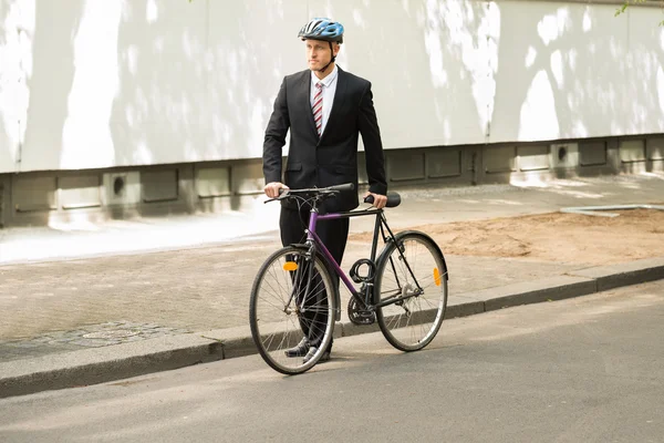 Manlig cyklist med cykel — Stockfoto