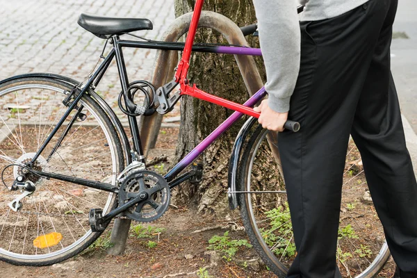 泥棒の自転車のロックを解除しようとしています。 — ストック写真