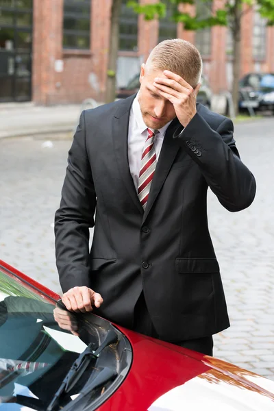 Conductor molesto mirando el coche — Foto de Stock