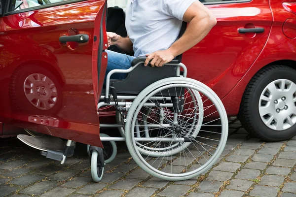 Niepełnosprawny mężczyzna na wózku inwalidzkim — Zdjęcie stockowe