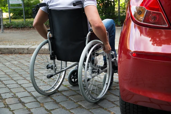 Man sitter på en rullstol — Stockfoto