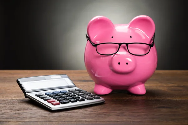 Piggybank com calculadora — Fotografia de Stock