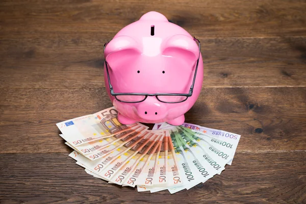 Piggybank em notas de euro — Fotografia de Stock