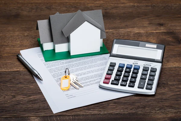 Contract Paper With Keys And Calculator — Stock Photo, Image