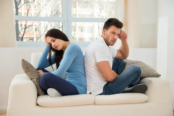 Displeased Couple Sitting On Couch — Stock Photo, Image