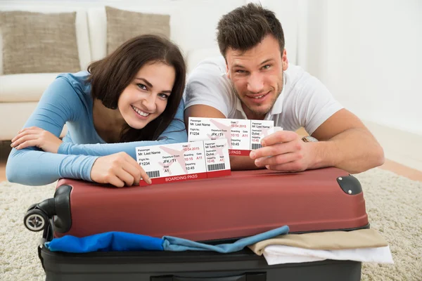 Feliz casal mostrando Boarding Pass — Fotografia de Stock