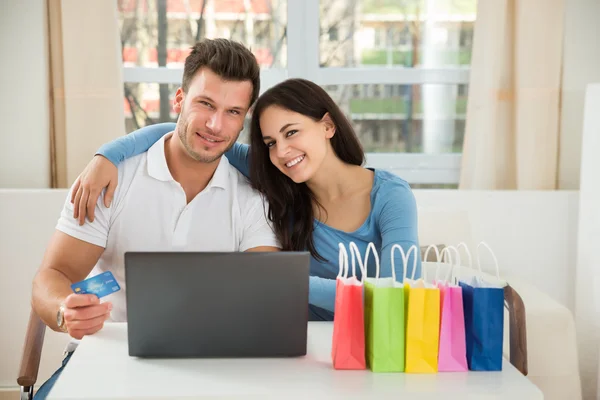 Casal de compras on-line em casa — Fotografia de Stock