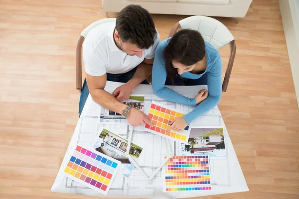 Couple Choosing Color From Swatch — Stock Photo, Image