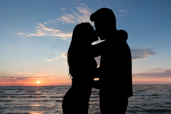 Pareja besándose en la playa —  Fotos de Stock