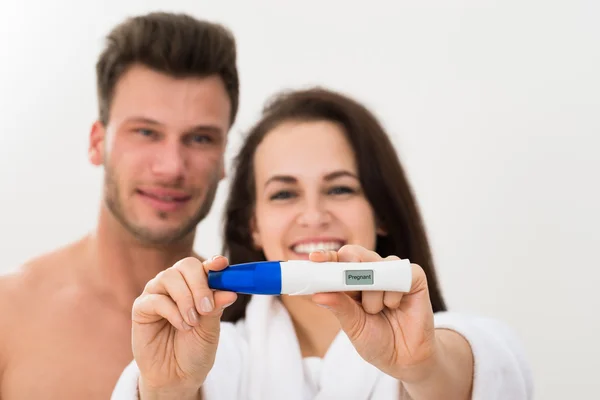 Casal mostrando teste de gravidez positiva — Fotografia de Stock