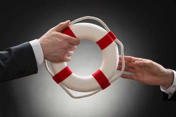 Gli uomini d'affari mani che passano Lifebuoy — Foto Stock