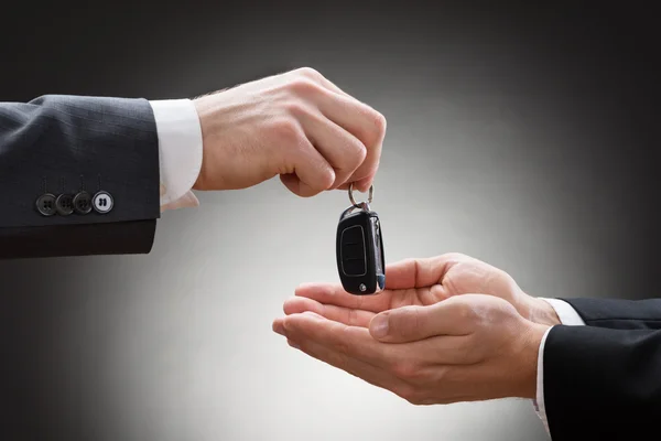 Üzletember kézzel autó kulcs — Stock Fotó