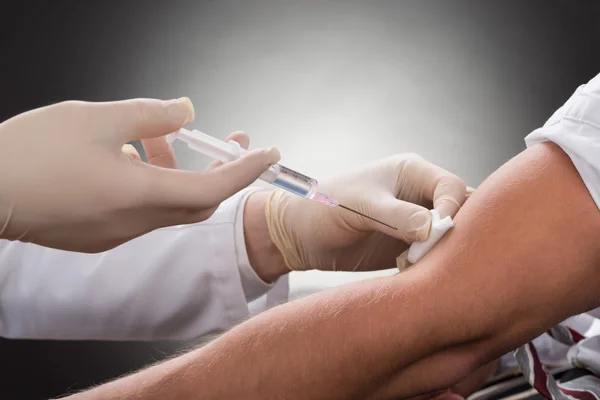 Medico iniettando paziente — Foto Stock