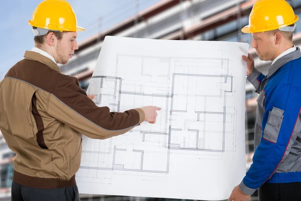 Dos arquitectos en el sitio de construcción — Foto de Stock