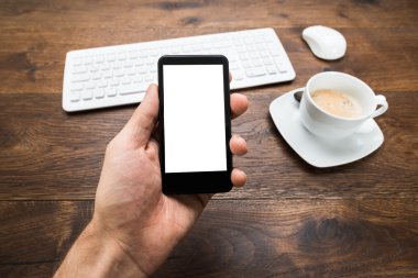 Cep telefonu tutan kişinin el