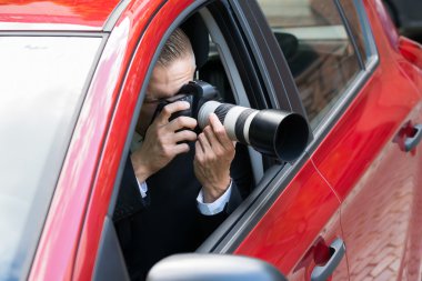 Adam SLR fotoğraf makinesi ile fotoğraf çekimi
