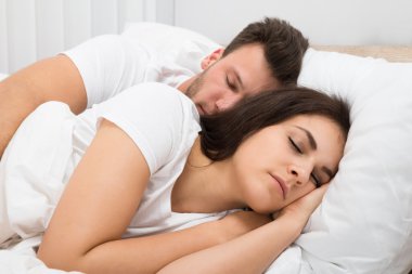 Çift yatağa yatıyor