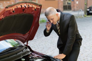 arıza araba ile adam