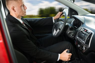 işadamı sürüş araba