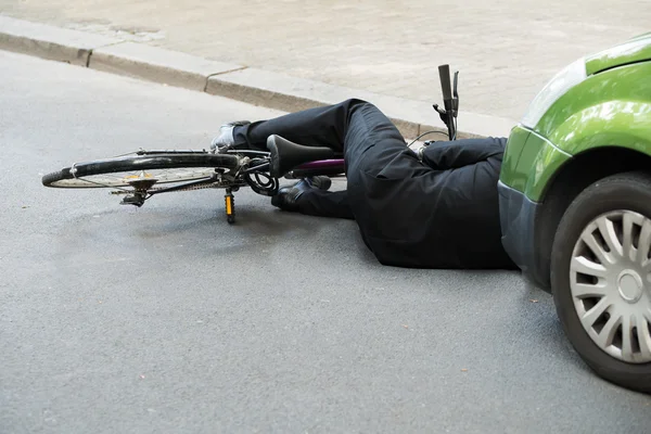 Ciclista después de accidente de carretera —  Fotos de Stock