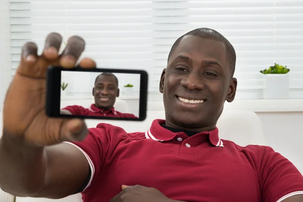 Africký muž při Selfie — Stock fotografie