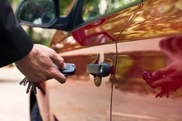 Hand Holding Car's Remote — Φωτογραφία Αρχείου