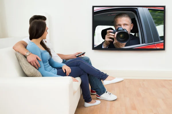 テレビを見てるカップル — ストック写真