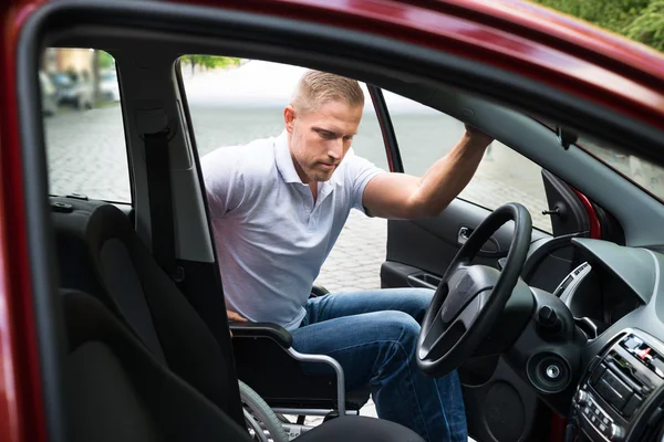 Homem com deficiência embarque no carro — Fotografia de Stock