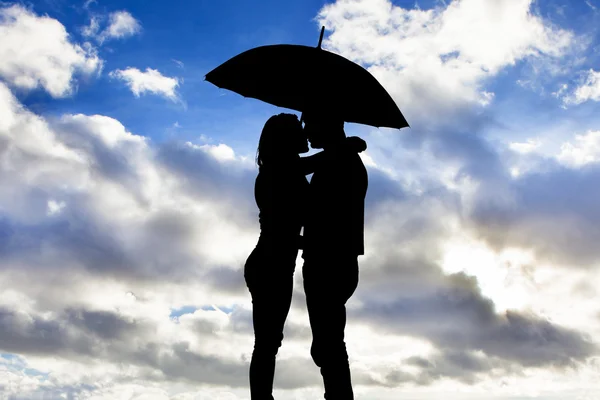 Couple aimant sous parapluie — Photo