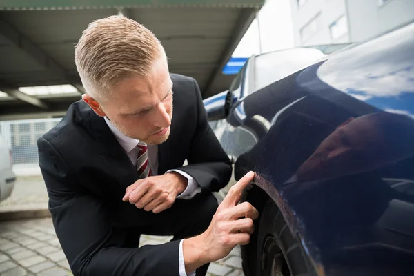 Man zoekt krassen — Stockfoto