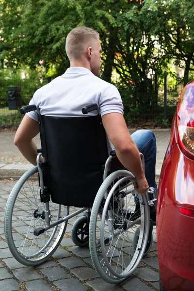 Man in rolstoel naast auto — Stockfoto