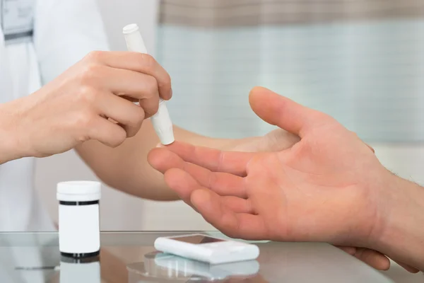 Doctor Checking Blood-sugar Level — Stock Photo, Image